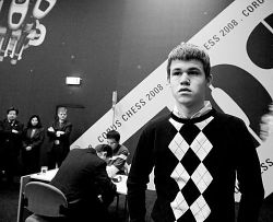 Magnus Carlsen er efstur  Corus-mtinu