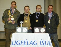 Birgir Berndsen, Kjartan Gumundsson, Flovin r Ns og Pll Gunnarsson. Sigurli 4. deildar 2004.