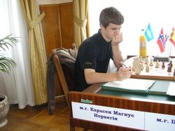 Magnus Carlsen a tafli  Foros