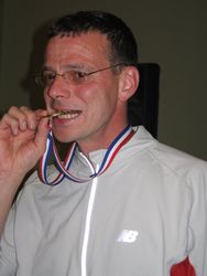 Róbert smakkar gull í lokahófi Grænlandsmótsins 2005.
