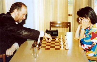 1993 Bobby and Susan playing chess. In the background the chessclock which Fischer left at the Polgar family and now wants back according to one of the radio-interviews
